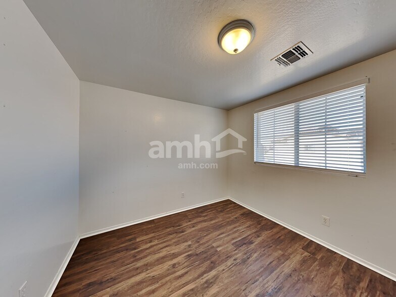 Building Photo - 1511 S 219th Ln