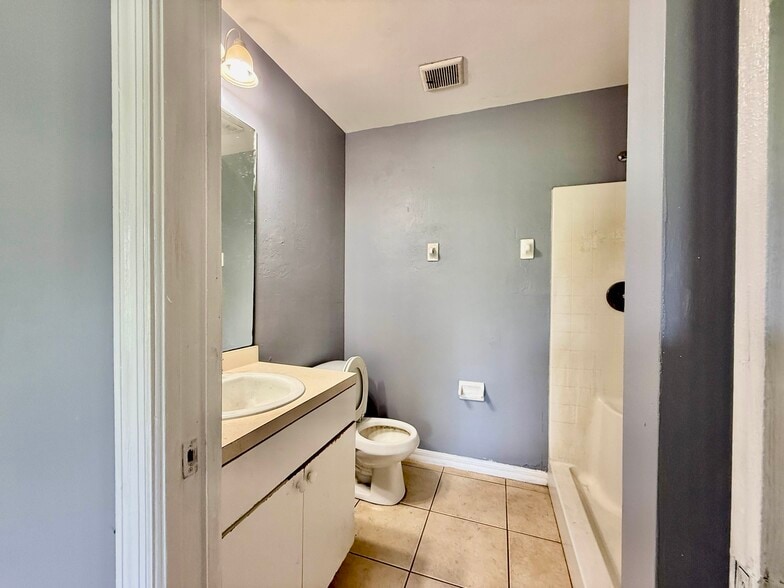 Building Photo - 4802 Golfview Blvd