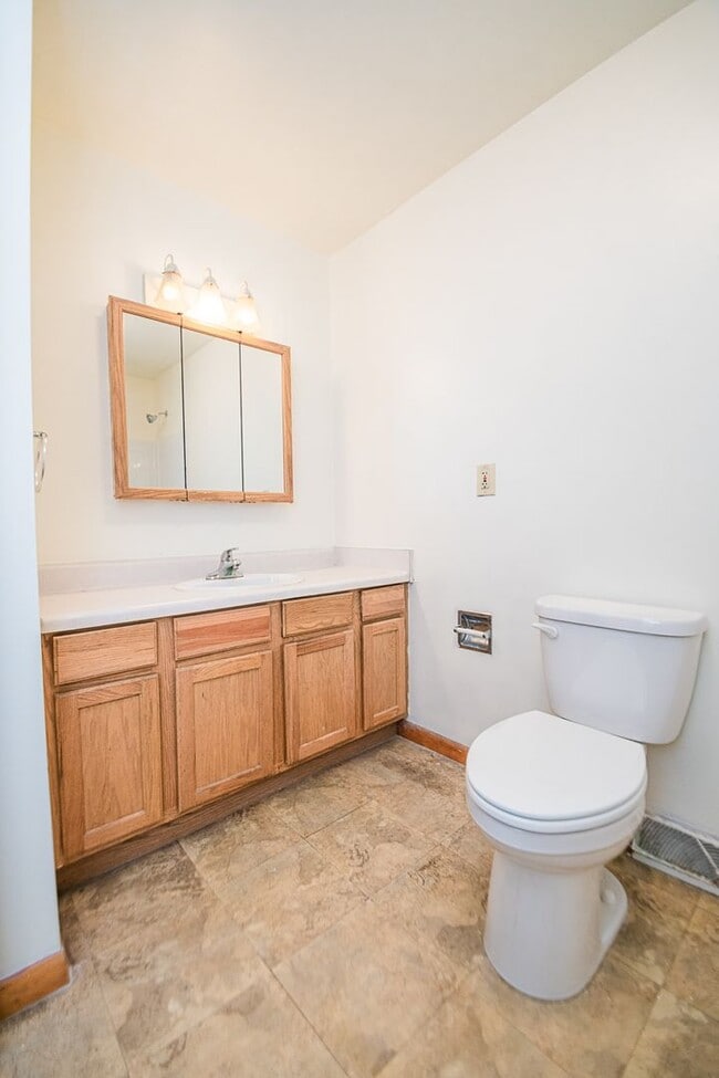 Building Photo - 3 bed 1 bath Duplex in Portage