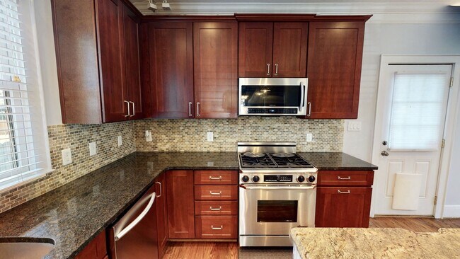 Building Photo - 2213 Roslyn Ave