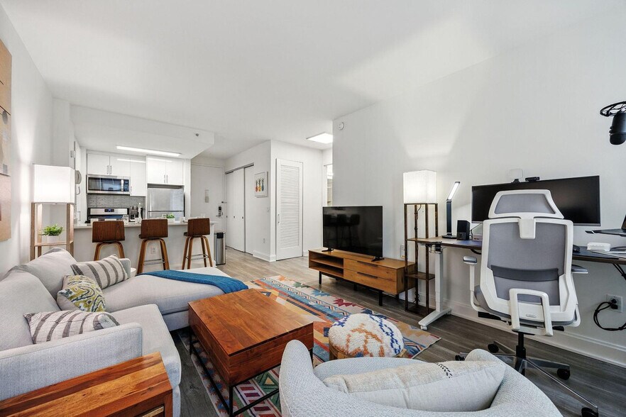 Building Photo - 10 Hanover Square