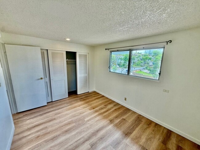Building Photo - 4 BR/2.5 BA/4 PK/Available May 1