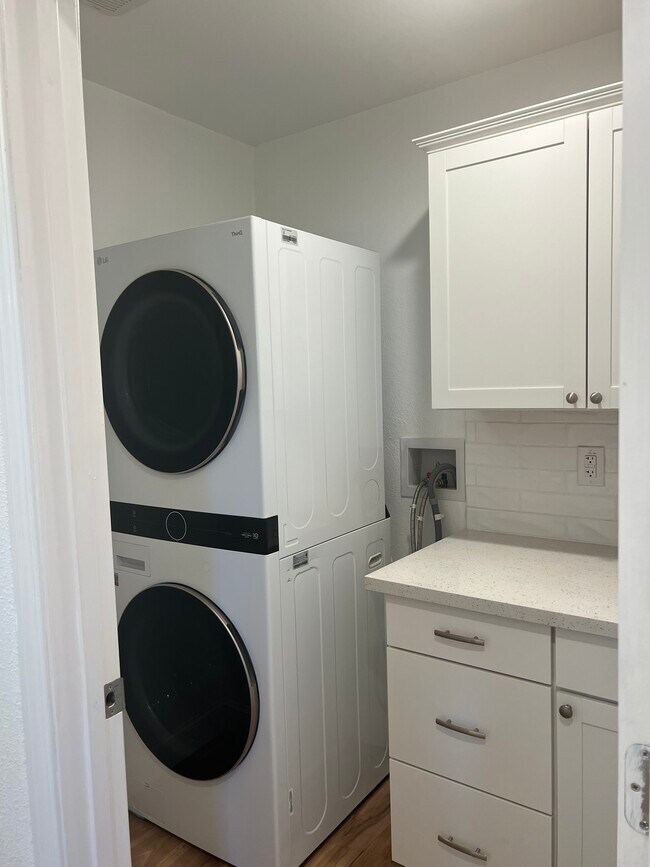 Building Photo - 555 C St