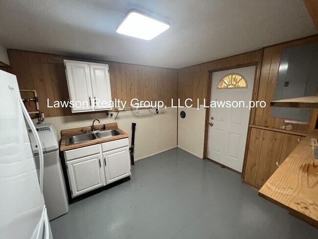 Building Photo - Beautiful Cave Spring Split Level with Bac...