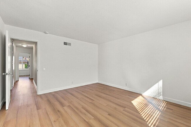 Building Photo - 560 Glenburry Way