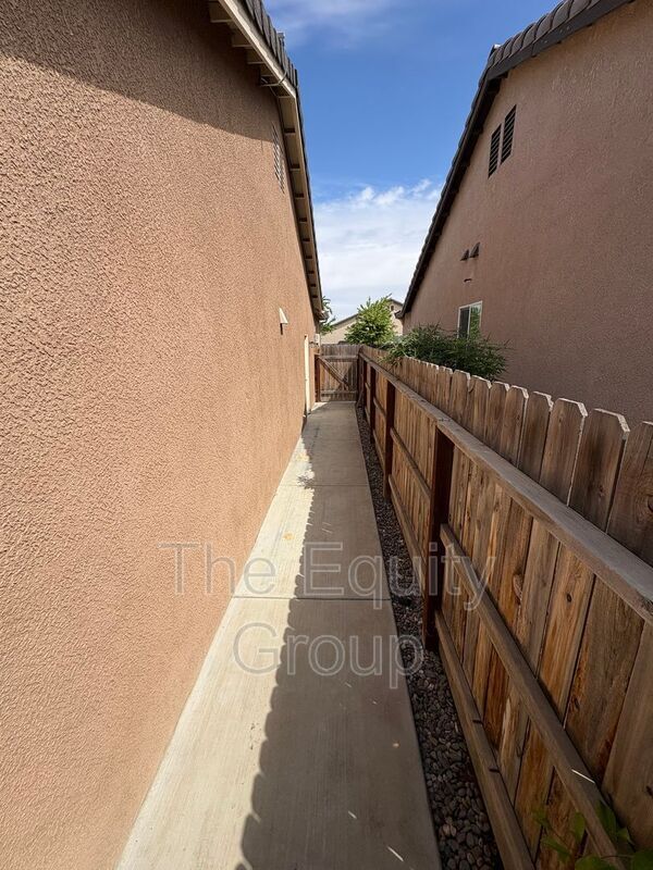 Building Photo - 625 E Monte Verde Ave
