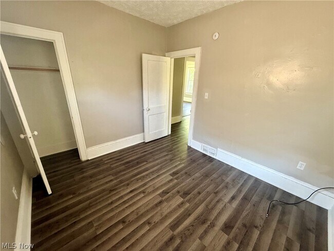 Building Photo - 866 Beardsley St