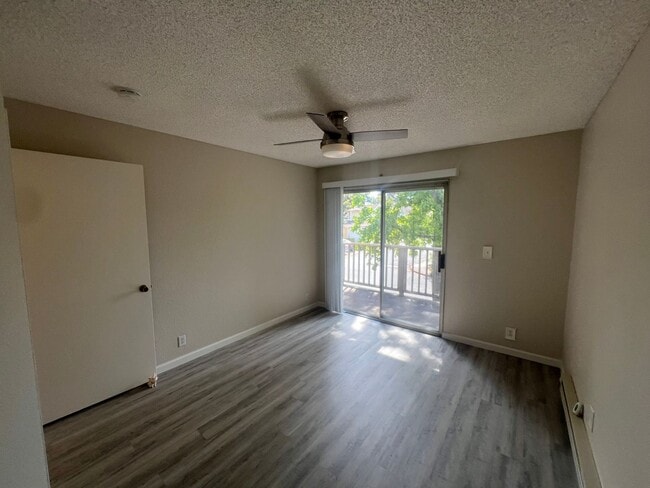Building Photo - Extremely Well Maintained Upstairs 1/1 Condo Near Light Rail Now Available!