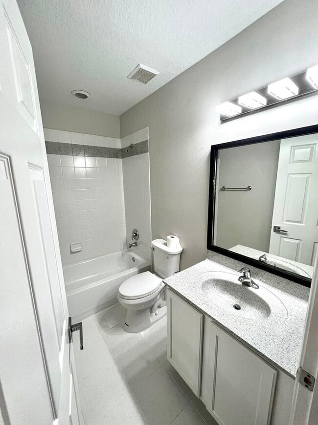 Building Photo - 2072 Oakhurst Way