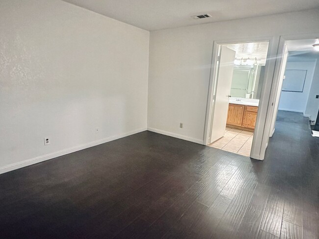 Building Photo - A SPACIOUS 1 BEDROOM 1 BATH APARTMENT IN A...