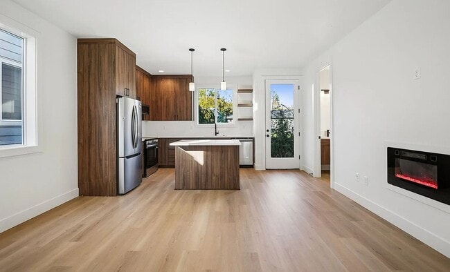 Building Photo - Beautiful Brand New Cottage - Modern Updates - Close to Washington Square