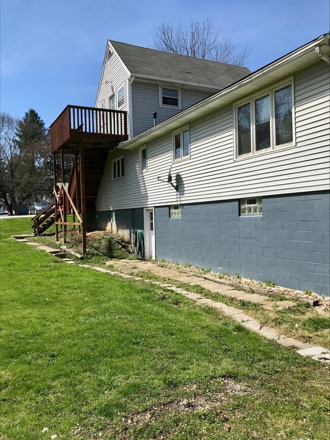 646 Woodland St SW 646 Woodland St SW Hartville OH 44632 Apartment