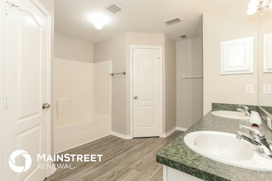 Building Photo - 1411 Hillsborough Way