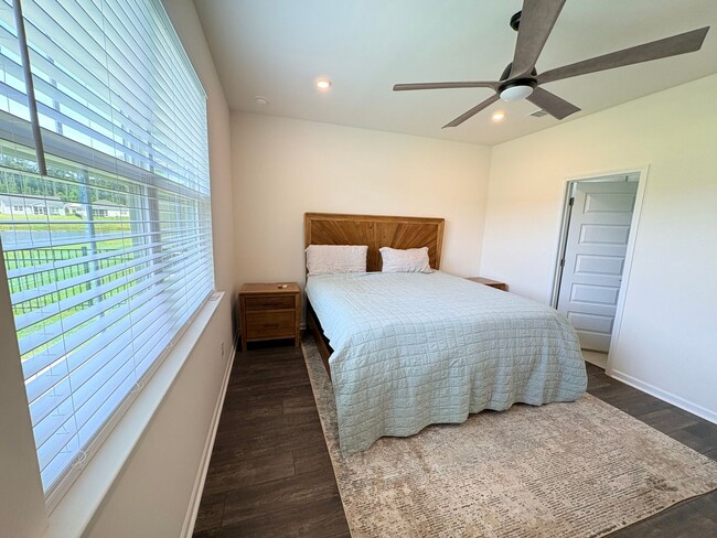 Building Photo - Welcome To The Lakes At New River