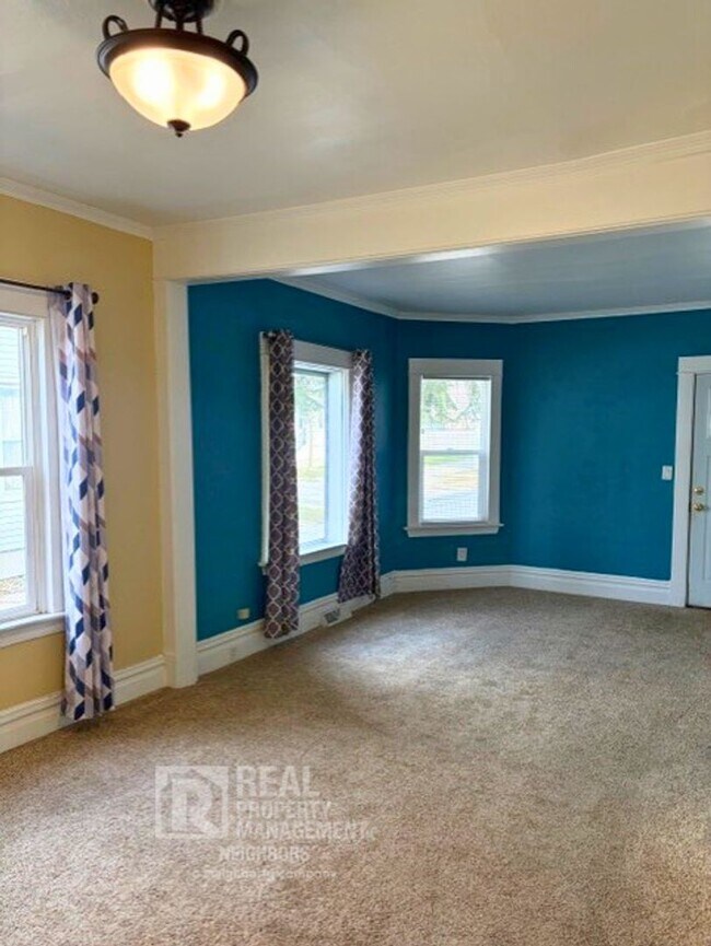 Building Photo - Welcome to Spacious 4 Bedroom, 1 Bathroom Holland Home