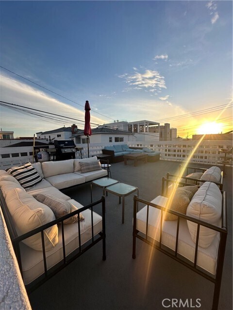 Building Photo - 320 27th St