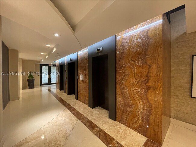 Building Photo - 2555 Collins Ave