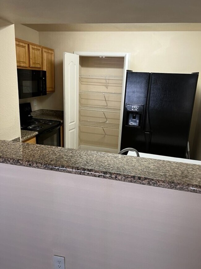 Building Photo - SW- 2 Bedroom Condo!