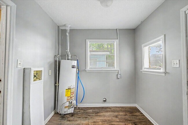 Building Photo - 2 bedroom minutes from SCAD