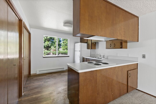 Building Photo - $1,500 - 2 Bed / 1 Bath - Recently Renovated in Private Setting