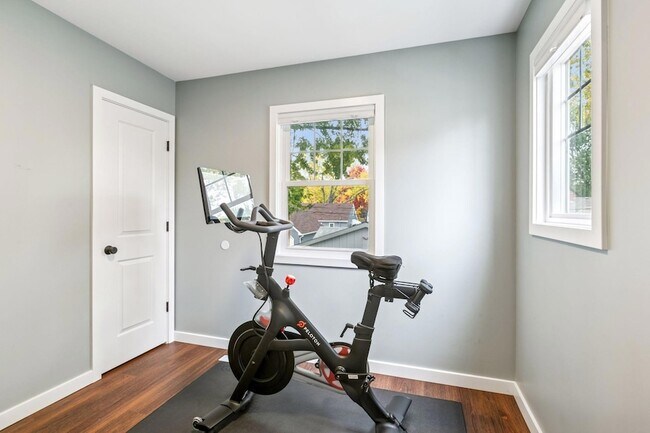 Building Photo - 3040 Hampshire Ave S