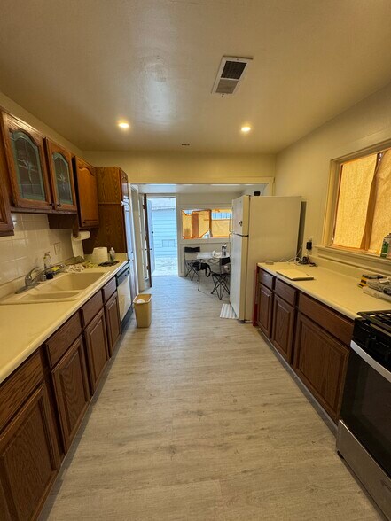 Kitchen and Breakfast nook. - 16203 Orange Ave