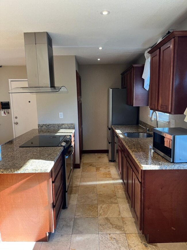 Building Photo - Updated Upstairs Condo Near Oakridge Mall with Parking & Central A/C!