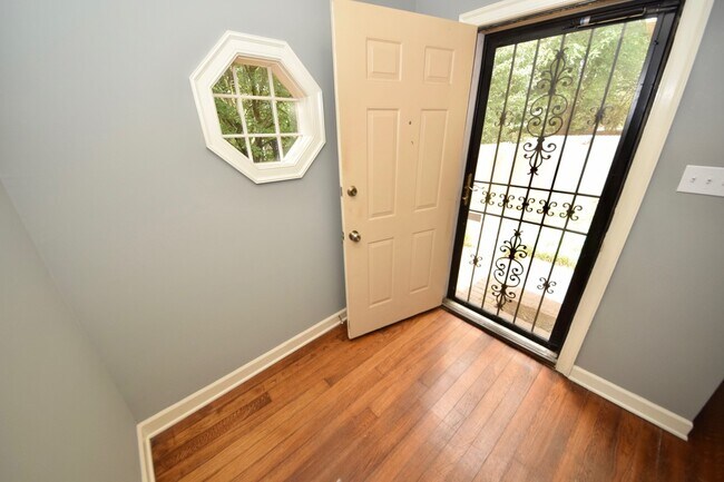 Building Photo - 3 Bedroom, 2 Bathroom Near Chickasaw Gardens