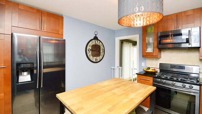 Building Photo - 407 Mors Ave