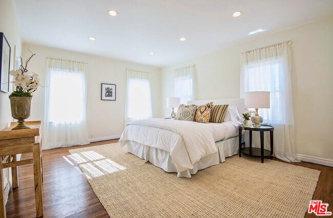 Building Photo - 239 S Orange Dr