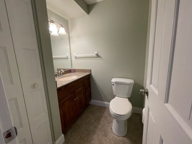 Building Photo - 2 Bedroom Condo - 1.5 Baths, Community Pool, Central AC