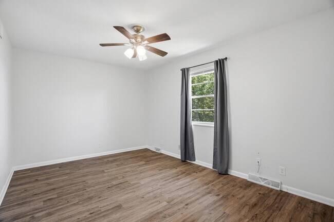 Building Photo - 405 Brewer Dr