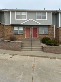 Building Photo - Charming Townhome, Prime Location, Cozy Li...