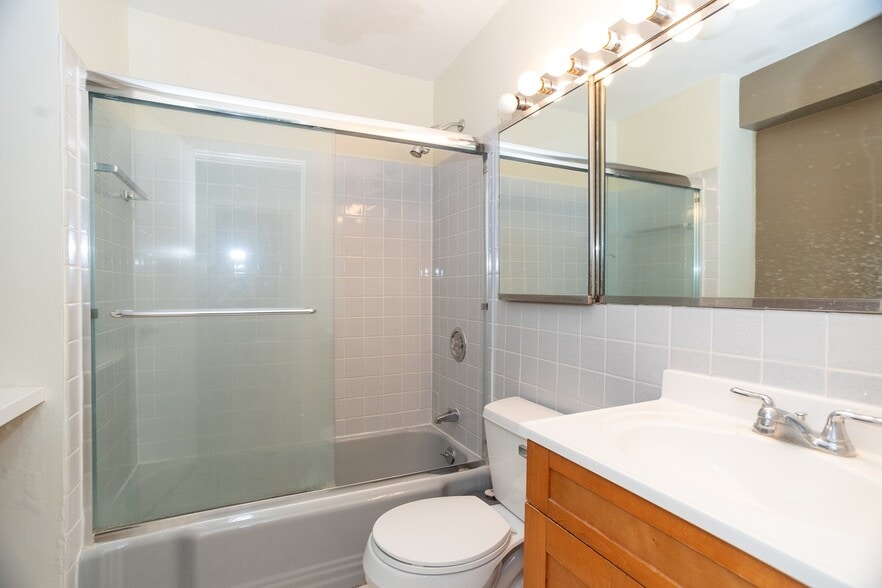 Building Photo - 5701 N Sheridan Rd