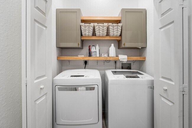 Building Photo - 4890 Bonsai Cir