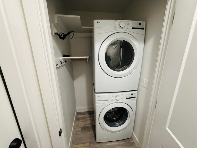 Building Photo - 1084 Dedi Ave