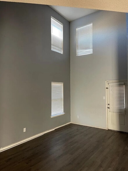 Building Photo - Room in House on Overlook Dr