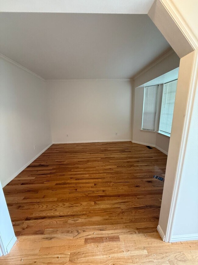 Building Photo - Dual-Living 6-Bed Rambler | 2 Kitchens & 2 Laundry Rooms!