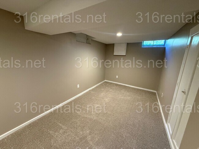 Building Photo - $1400 - 3 bedroom / 1 bathroom - Single Family Home