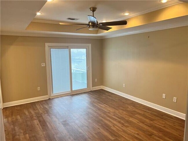 Building Photo - Beautiful and Spacious townhome in gated Clipper Estates. Three bedrooms, each with a private bat...