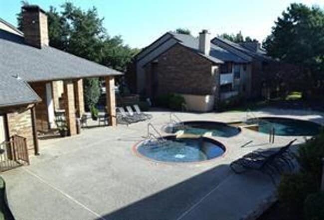 Building Photo - 2010 Cloisters Dr