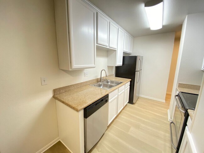 Building Photo - 1 Bedroom, 1 Bath Condo in Pacific Pines Community