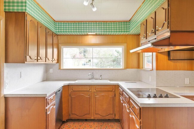 Building Photo - Quaint, inviting 4-bdrm/2-bath home in Cloverdale. Serene living, huge yard, covered patio