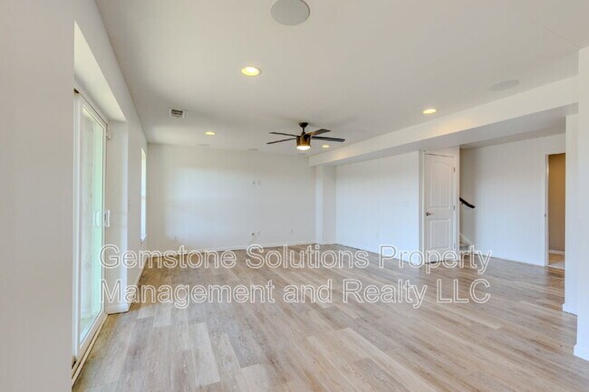 Building Photo - 2704 Orleans Dr