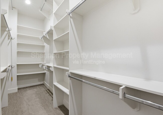 Building Photo - 2204 Lou Ellen Ln