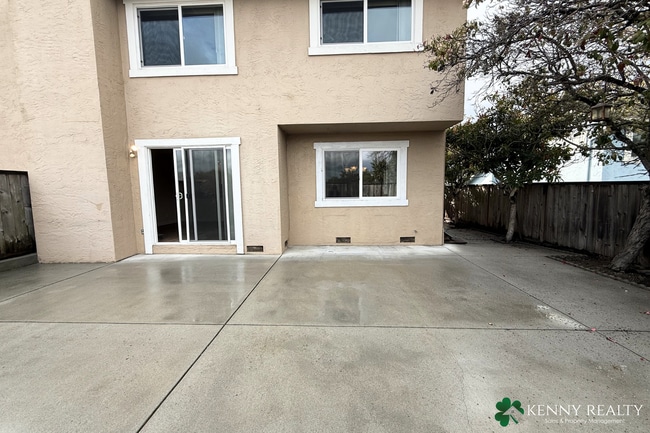 Building Photo - Remodeled 2BR/2.5BA Duplex with 2-Car Garage in San Mateo