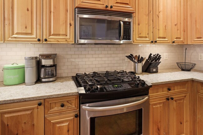 Building Photo - 20482 Jacklight Ln