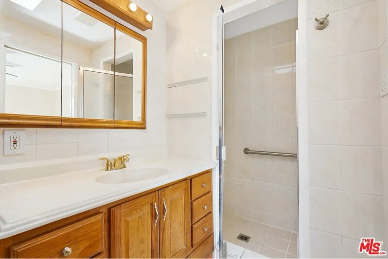 Building Photo - 430 E 184th St