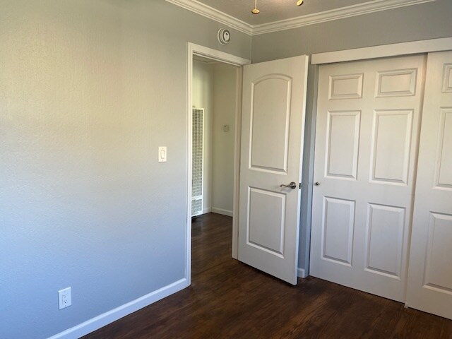 Building Photo - 1057 6th Ave