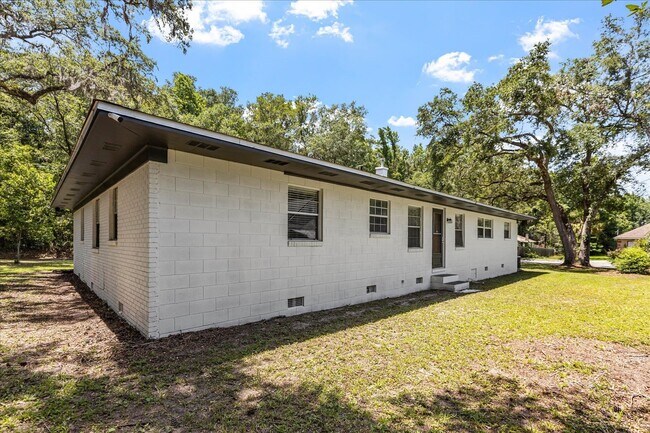 Building Photo - 2425 Bruce Ln